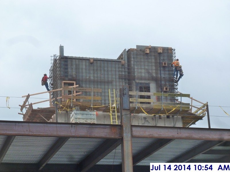 Tying the reabr masts at Elev. 4-Stair -2 (4th Floor)  Facing South (800x600)